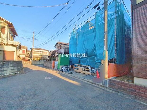 前面道路を含めた現地写真です。