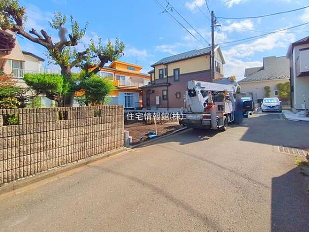 前面道路を含めた現地写真です。