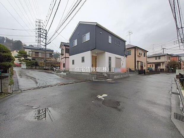 前面道路を含めた現地写真です。
