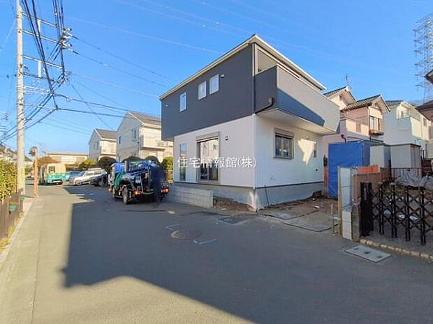 前面道路を含めた現地写真です。