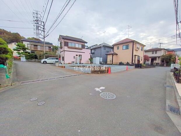前面道路を含めた現地写真です。