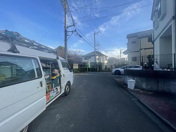 前面道路を含めた現地写真です。ぜひ周辺環境も併せてご覧ください。