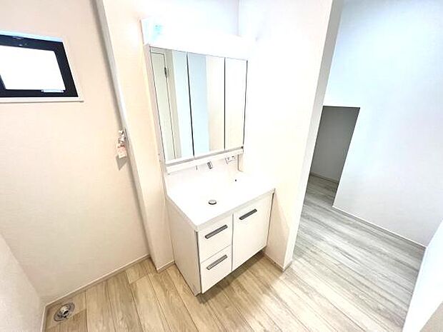 洗面化粧台です。朝の身支度から1日が始まります。