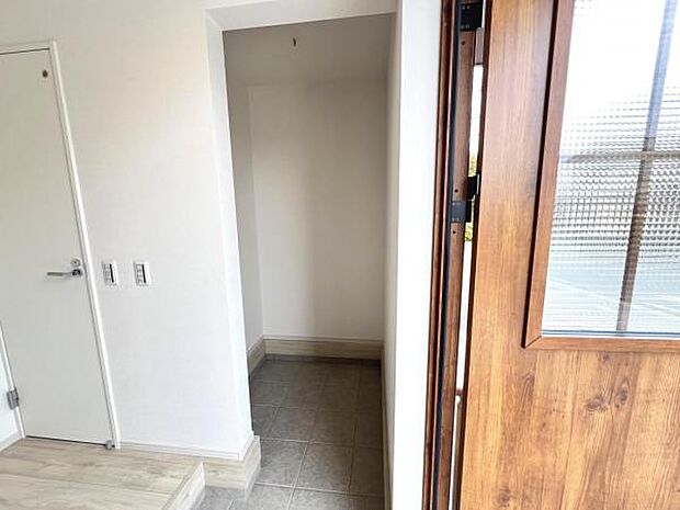 いつでもお部屋をスッキリお使い頂ける収納スペースを設置。