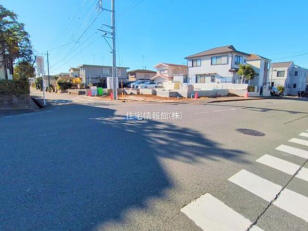 前面道路を含めた現地写真です。