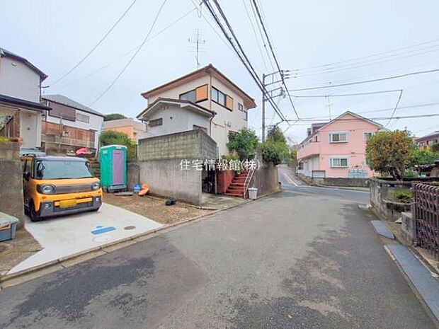 前面道路を含めた現地写真です。