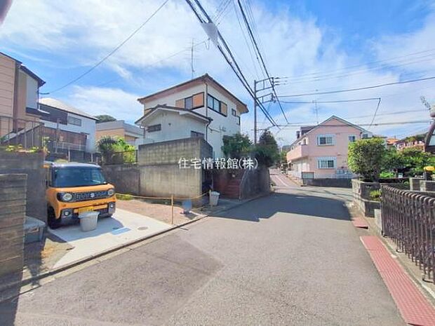 前面道路を含めた現地写真です。