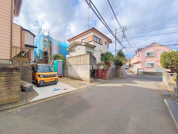 前面道路を含めた現地写真です。