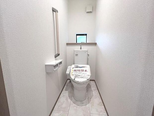 シャワー洗浄機能付のトイレは、清潔感が印象的な空間ですね。