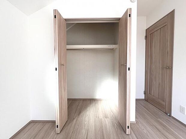 いつでもお部屋をスッキリお使い頂ける収納スペースを設置。