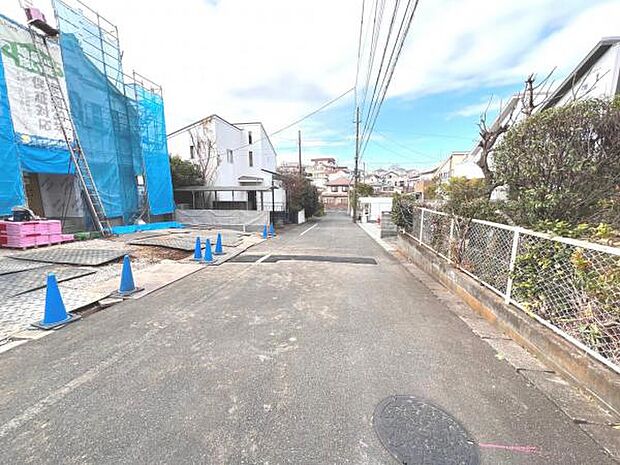 前面道路です。住宅地につき落ち着いた新生活を始められそうです。