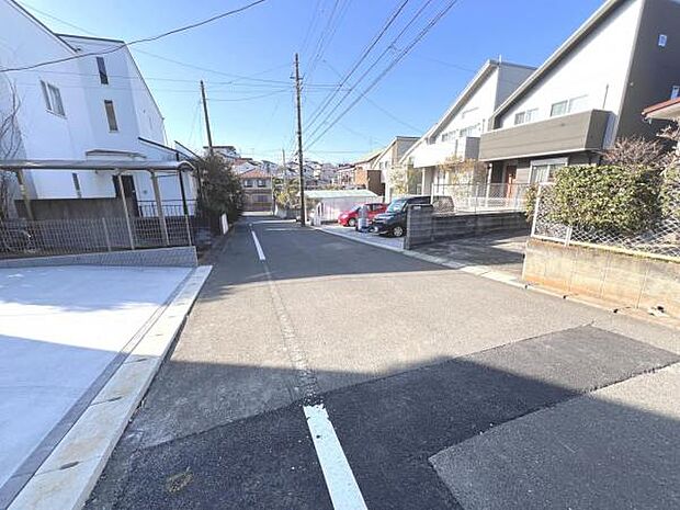 前面道路を含めた現地写真です。