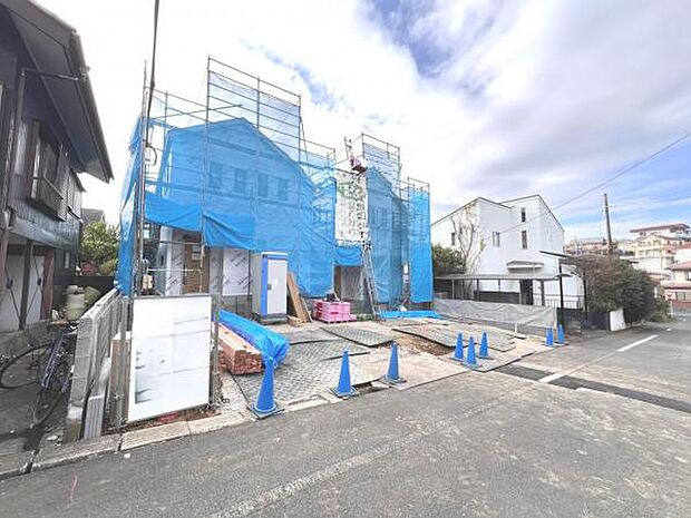 前面道路を含めた現地写真です。ぜひ周辺環境も併せてご覧ください。