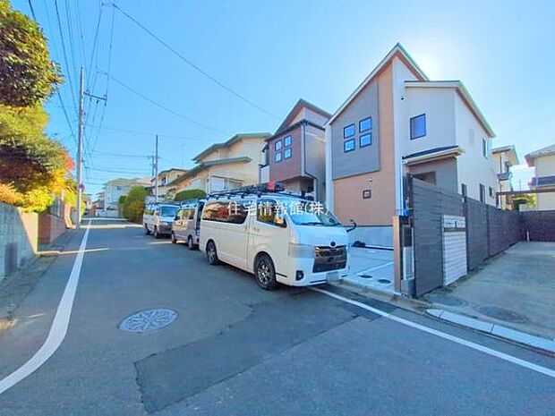 前面道路を含めた現地写真です。