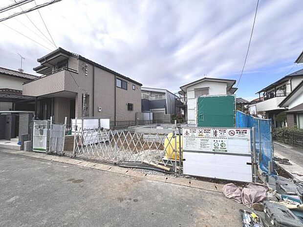 前面道路を含めた現地写真です。ぜひ周辺環境も併せてご覧ください。