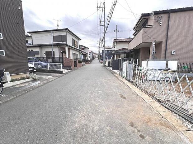 前面道路です。住宅地につき落ち着いた新生活を始められそうです。
