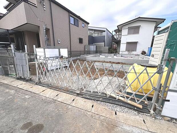 前面道路を含めた現地写真です。ぜひ周辺環境も併せてご覧ください。