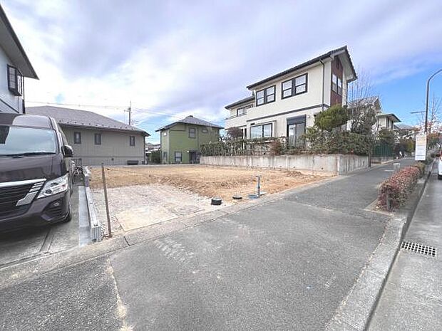 前面道路を含めた現地写真です。ぜひ周辺環境も併せてご覧ください。