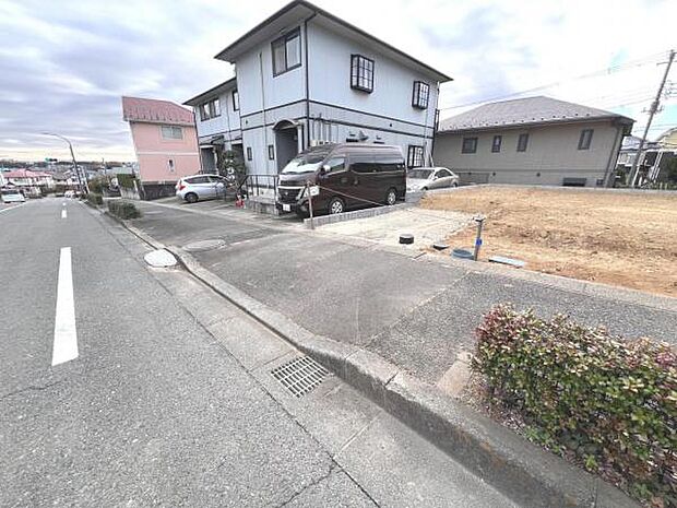 前面道路を含めた現地写真です。ぜひ周辺環境も併せてご覧ください。