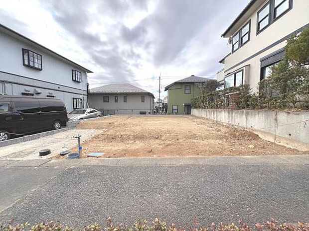 前面道路は歩道があり、小さなお子様がいらっしゃるご家族にも心強い立地です。