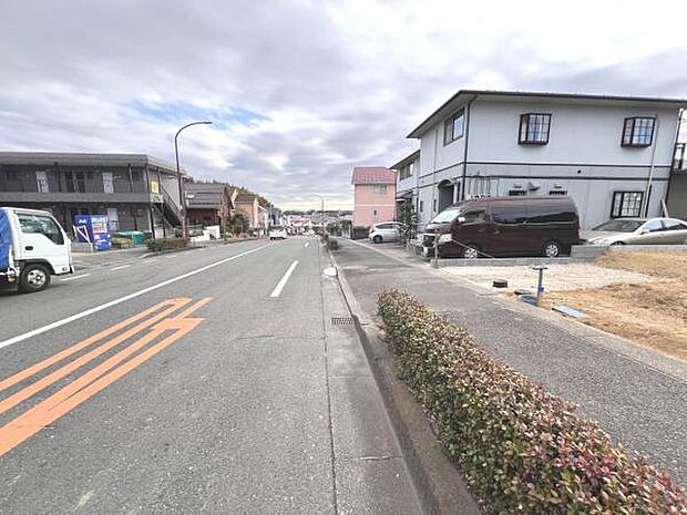 前面道路は歩道があり、小さなお子様がいらっしゃるご家族にも心強い立地です。