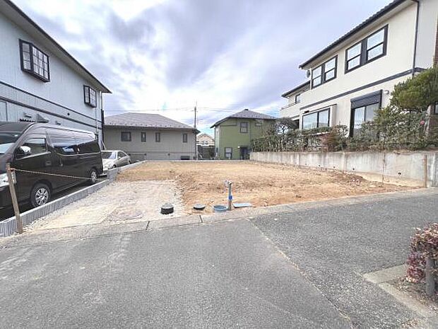 前面道路です。住宅地につき落ち着いた新生活を始められそうです。