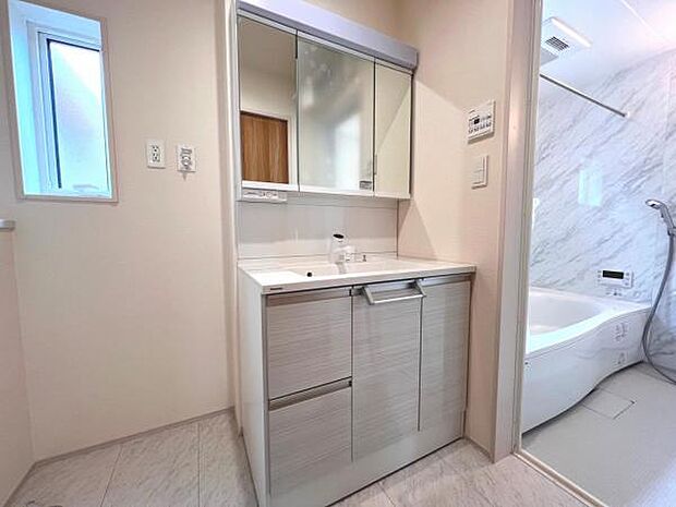 洗面化粧台です。朝の身支度から1日が始まります。