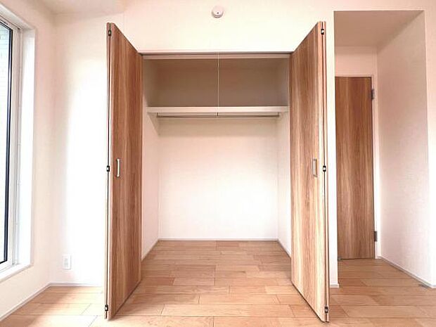 いつでもお部屋をスッキリお使い頂ける収納スペースを設置。