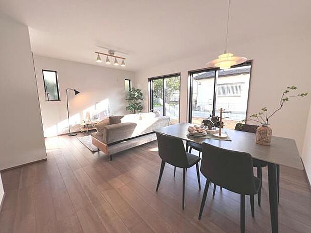 リビングダイニングになります。ご家族そろっての素敵な空間になりそうですね。