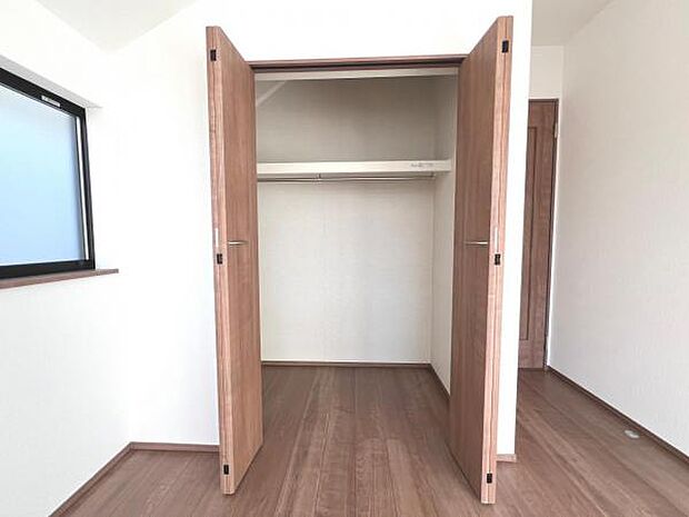 いつでもお部屋をスッキリお使い頂ける収納スペースを設置。
