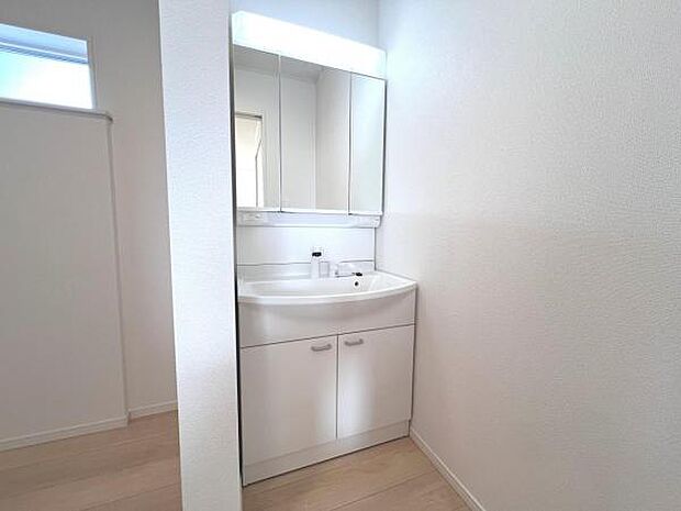 洗面化粧台です。朝の身支度から1日が始まります。