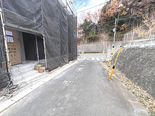 前面道路を含めた現地写真です。ぜひ周辺環境も併せてご覧ください。