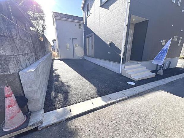 駐車場ももちろん完備しておりますのでお車所有の方にも心強いです。