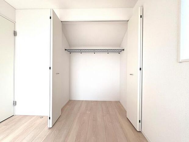 いつでもお部屋をスッキリお使い頂ける収納スペースを設置。