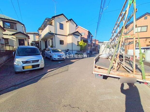 前面道路を含めた現地写真です。