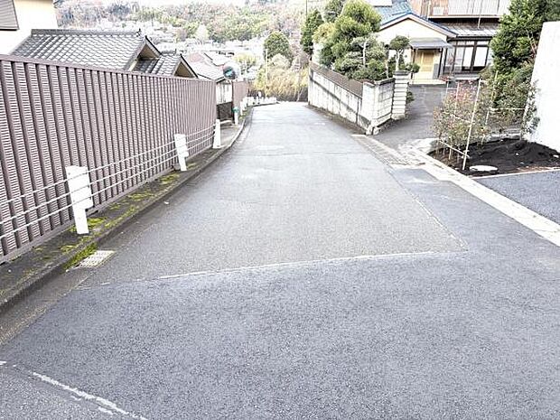 前面道路を含めた現地写真です。