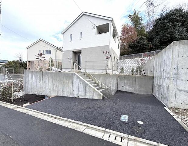 駐車場ももちろん完備しておりますのでお車所有の方にも心強いです。