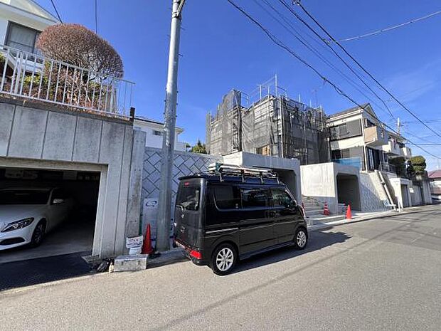 前面道路です。住宅地につき落ち着いた新生活を始められそうです。