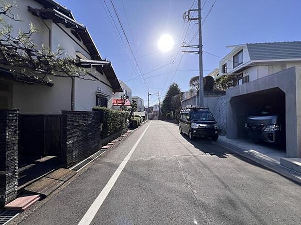 前面道路です。住宅地につき落ち着いた新生活を始められそうです。