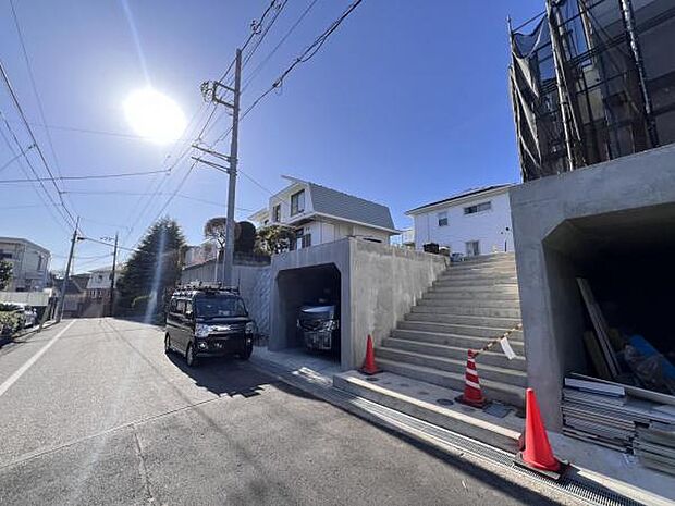 前面道路を含めた現地写真です。ぜひ周辺環境も併せてご覧ください。