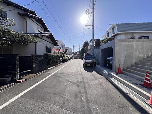 前面道路です。住宅地につき落ち着いた新生活を始められそうです。