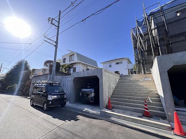 前面道路を含めた現地写真です。ぜひ周辺環境も併せてご覧ください。