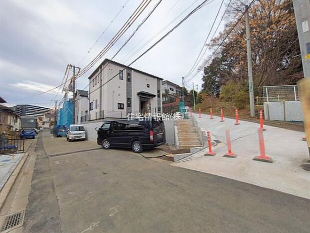 前面道路を含めた現地写真です。