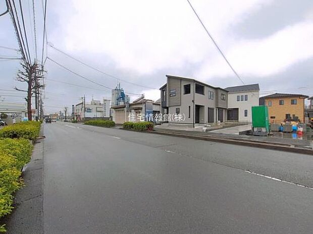 前面道路を含めた現地写真です。