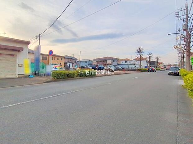 前面道路を含めた現地写真です。