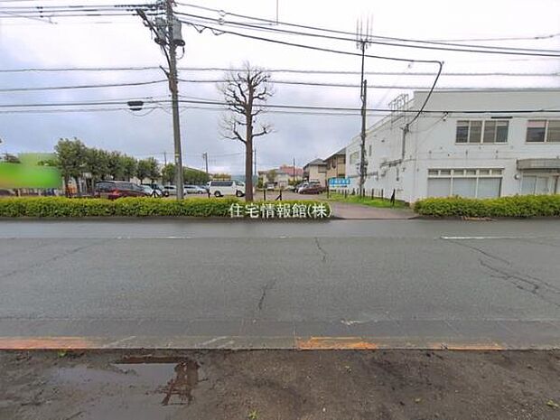 前面道路を含めた現地写真です。