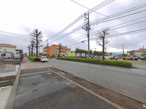 前面道路を含めた現地写真です。