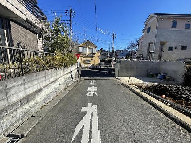 前面道路を含めた現地写真です。ぜひ周辺環境も併せてご覧ください。