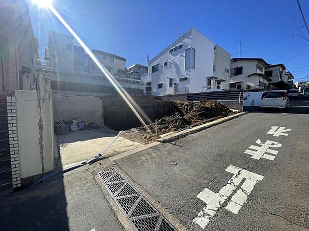 前面道路です。住宅地につき落ち着いた新生活を始められそうです。