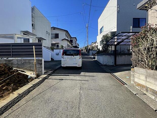 前面道路を含めた現地写真です。ぜひ周辺環境も併せてご覧ください。